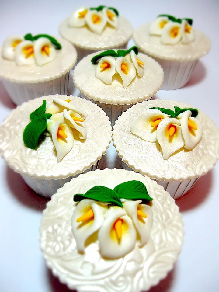 Calla lilies cupcake decor|mini by minitさん