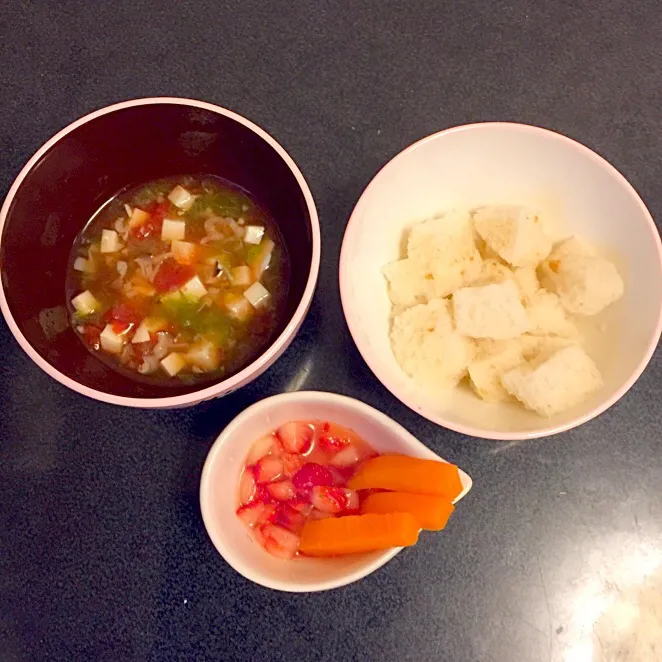 離乳食 夕
・食パン
・野菜と豆腐のトマトスープ煮
・にんじんスティック
・いちご|ぺろたんさん