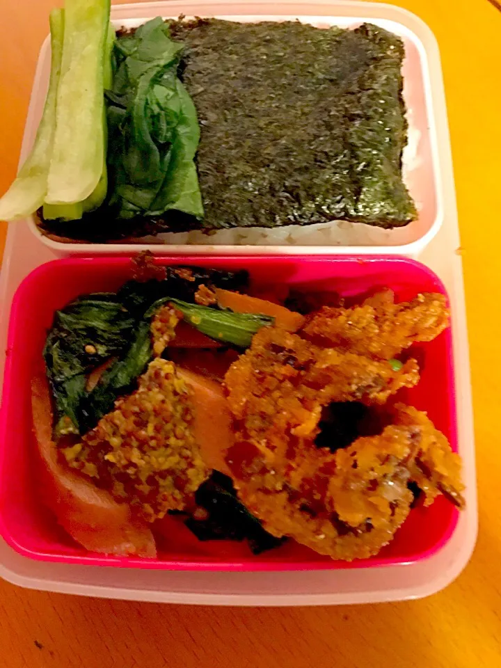 Snapdishの料理写真:パパお弁当🍱😋  イカフライ  ソーセージと小松菜のソテー  漬物  焼き海苔|ch＊K*∀o(^^*)♪さん