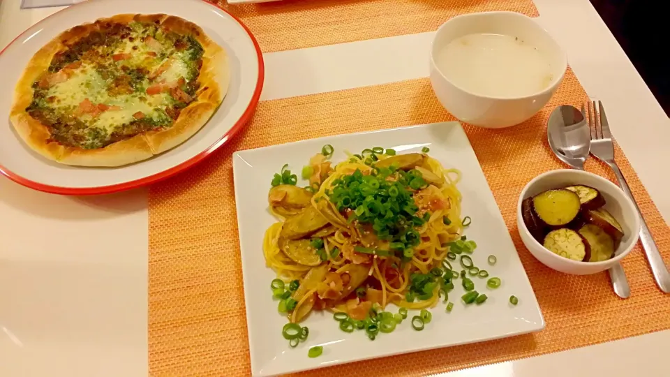 今日の夕食　ごぼうとベーコンのパスタ、市販のピザ、焼きなすのマリネ、ポタージュ|pinknari🐰🌈さん