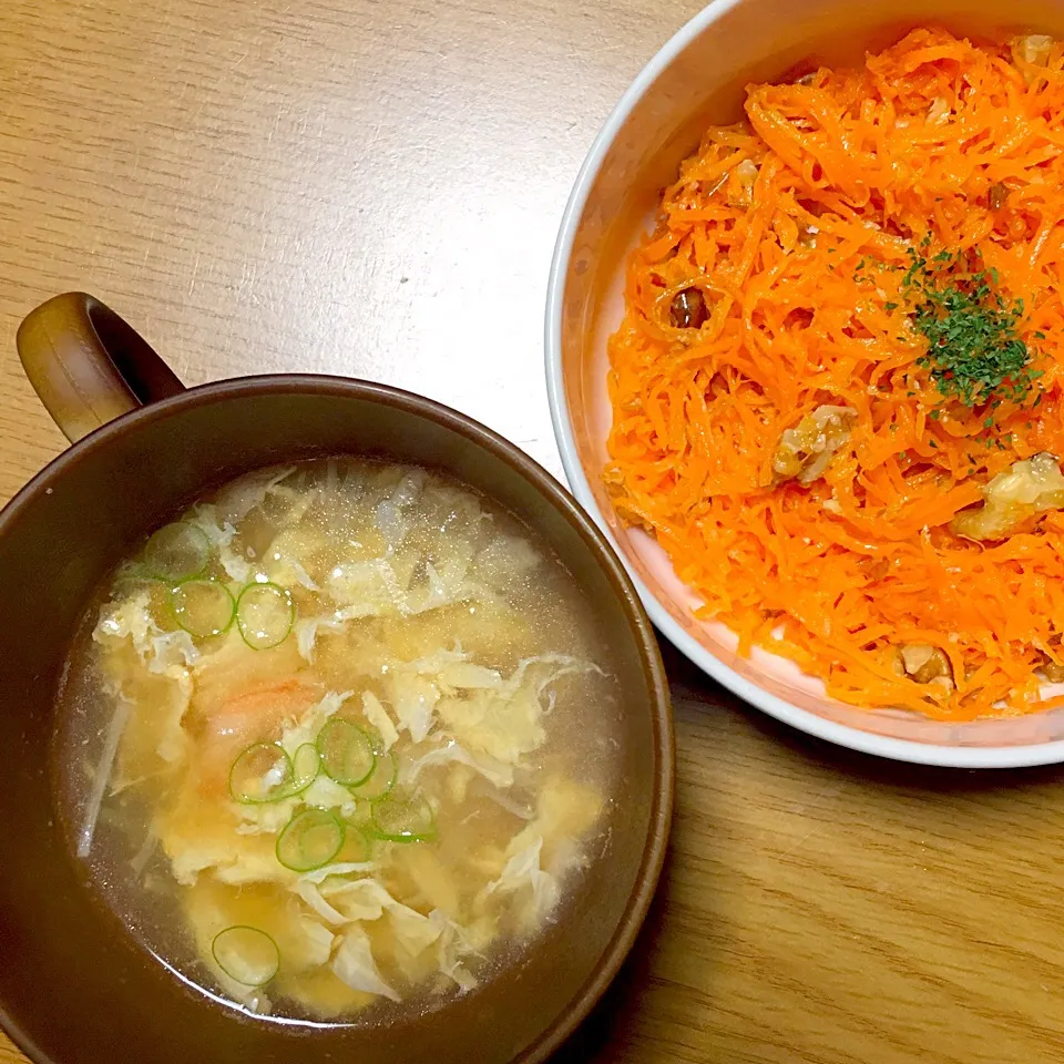 カニ缶の中華風卵とじスープ
にんじんとクルミのサラダ|yumyum😋さん