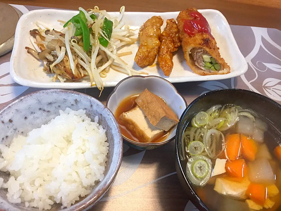 Snapdishの料理写真:晩御飯
鶏モモ揚げ甘辛煮、豚ロースアスパラ巻きカツ、もやしとぴーまんとイメジの炒め物、厚揚げの煮物、豆腐と大根と人参とネギ入りすまし汁、白米|かよちゃんさん