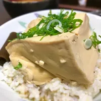 Snapdishの料理写真:困った時の豆腐丼😋|Kumiko  Tsujiさん