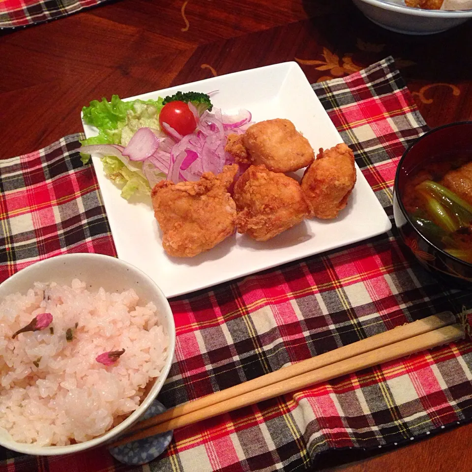 今日の晩御飯(๑´ڡ`๑)
桜ご飯、鶏の唐揚げ、小松菜とお揚げの味噌汁|ちゃたままさん