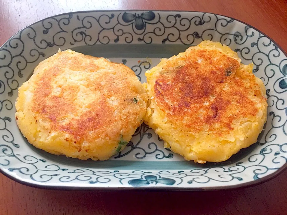 Snapdishの料理写真:Ecuadorian potato "patty" filled with cheese / Tortilla de papa rellena de queso|Emmaさん