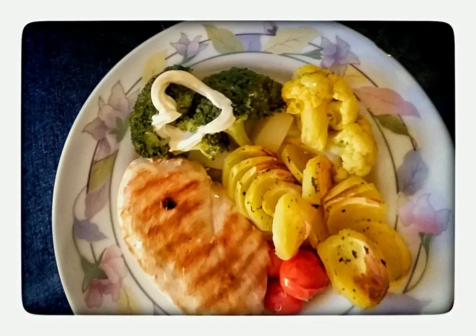 Bouillon Potatoes, Curry Cauliflower, grilled chicken breast and steamed broccoli
 #fitness plate|Najeskaさん