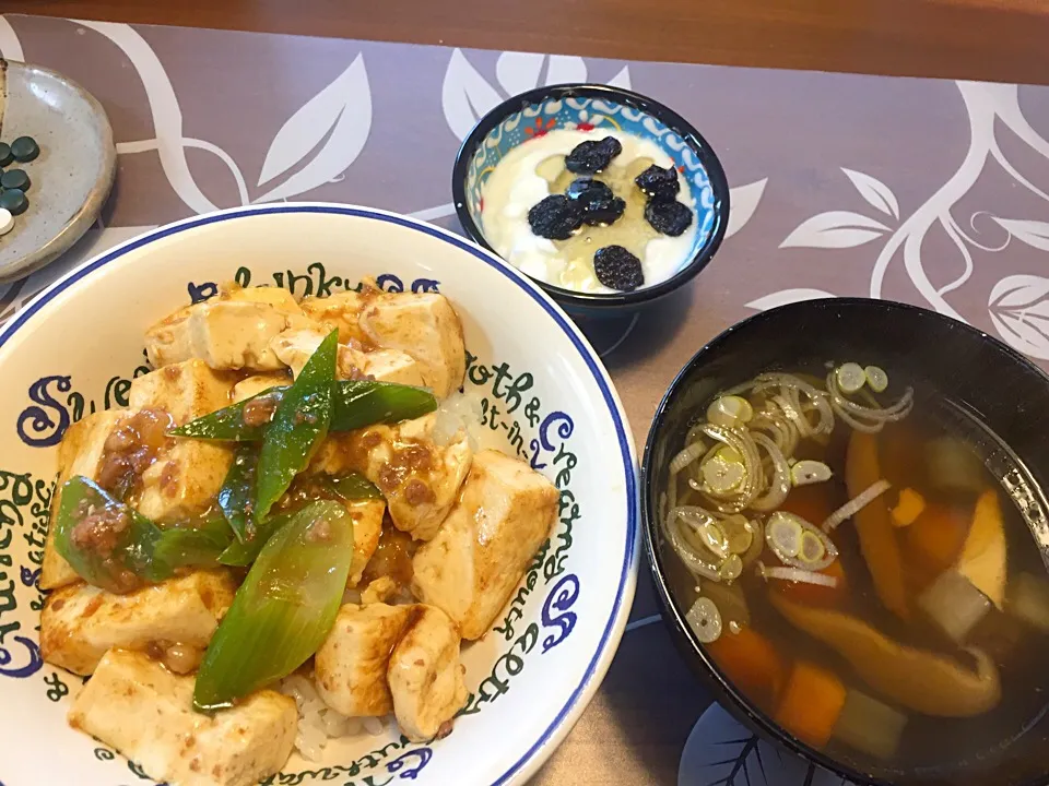 朝ごはん
豆腐とひき肉と長ネギの丼、大根と人参と椎茸のすまし汁、ジャンボレーズン添えヨーグルト|かよちゃんさん