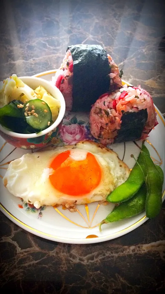 カリカリ梅🌸カリカリ梅🌸の朝ごはん🍚。

目玉焼きの白身もカリカリが我が家の鉄板🍳|💍ごはん🍚さん