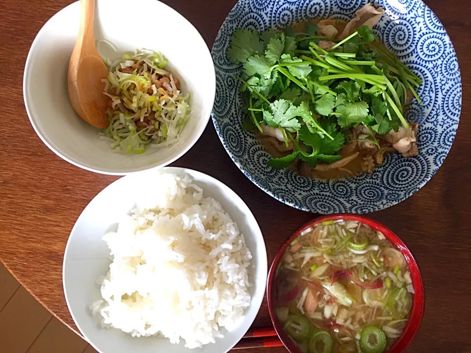 豚とキノコのトムヤムクン風炒め
納豆
キノコとミョウガと生姜の味噌汁|ラーメンの小池さん