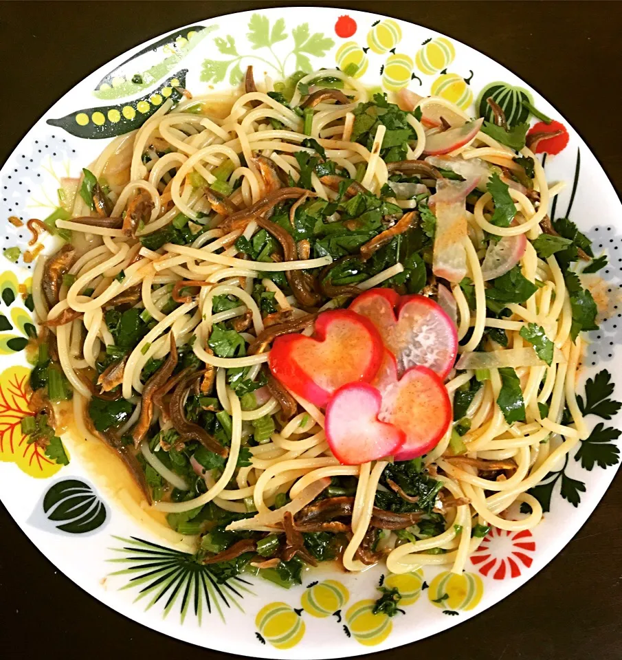 いかなごの佃煮、パクチー、ラディッシュスパゲッティ🍝
醤油バターソース、にんにくたっぷり|Douglas Allisonさん