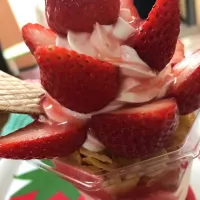 豊島の、いちご家のいちごいっぱいパフェ😍😍生クリームもそんな甘くなく、すごく食べやすかったです！！|柏原智さん