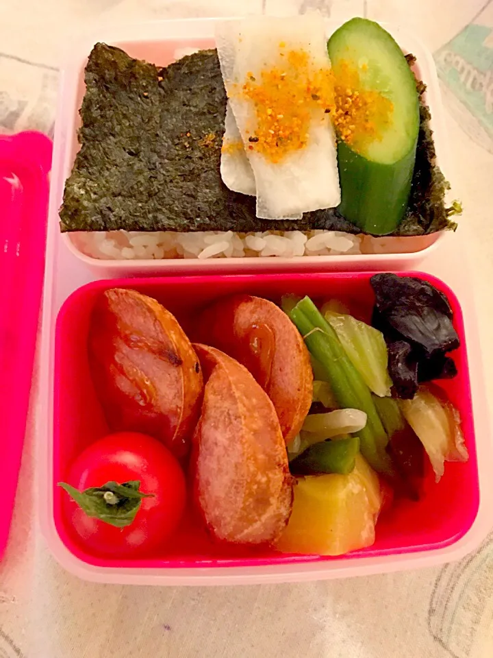 パパお弁当🍱😋  ソーセージのマヨネーズ焼き  野菜炒め  黒にんにく   きゅうりの糠漬け  大根の浅漬け プチトマト 焼き海苔|ch＊K*∀o(^^*)♪さん