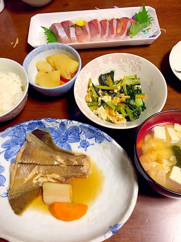 カレイの煮付け   小松菜の煮浸し   じゃがいも🥔煮   味噌汁   刺身|掛谷節子さん