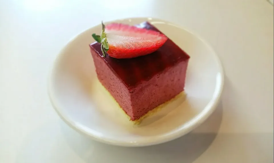 Strawberry 🍓 Rasperry Mousse square with swiss roll bottom and rasperry jelly 😄😚|Najeskaさん