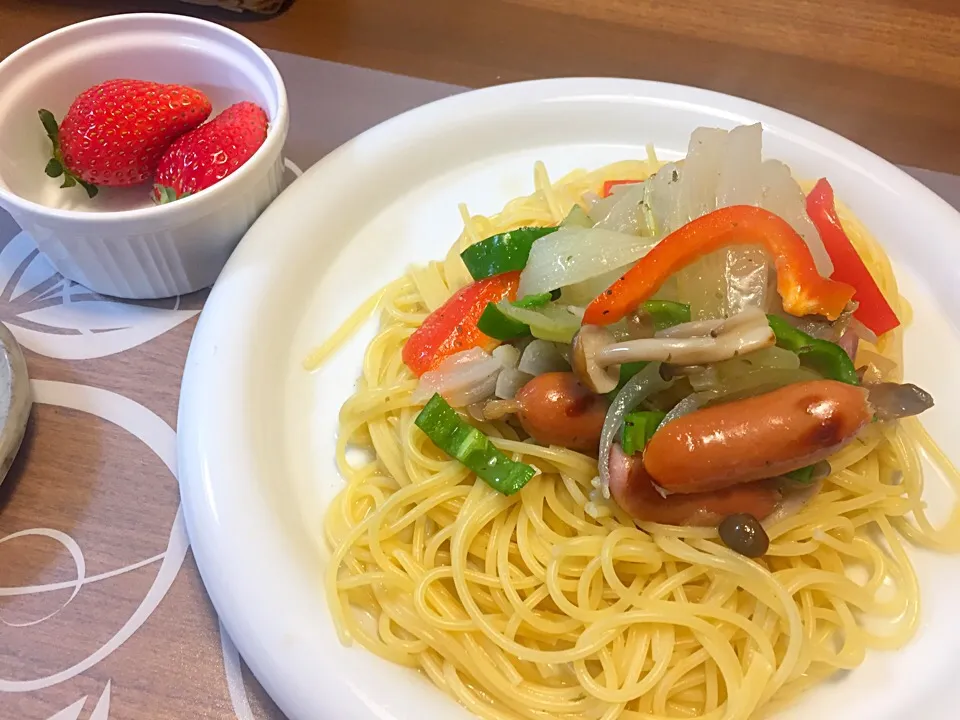 晩御飯
仕事で遅くなった時の必殺技
玉ねぎピーマンパプリカ貝の水煮ウインナーでちょいちょいっとパスタ|かよちゃんさん