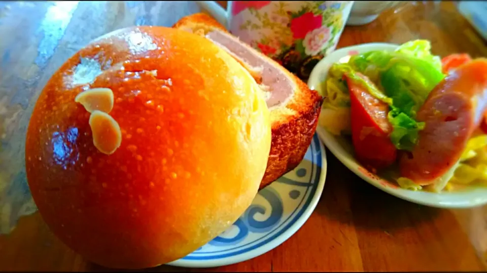 20170329 朝ごパン🍞
栗クリームと生クリームの餡パン＆桜餡の食パン🍞|メイメイda.さん