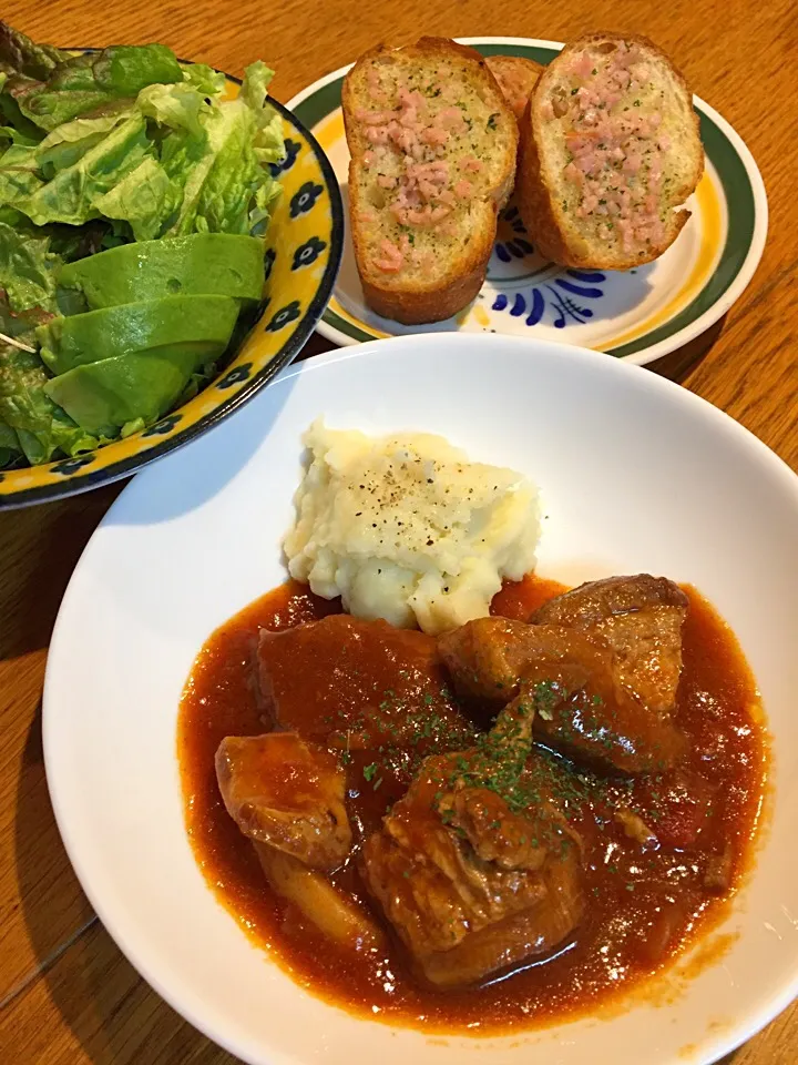 豚ロースのデミトマト煮込み&ガーリックトースト|まつださんさん