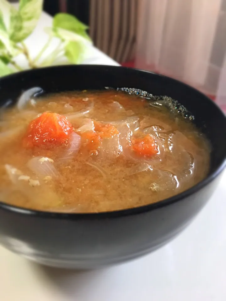 Snapdishの料理写真:トマト🍅と新玉ねぎのお味噌汁|Yochipyさん