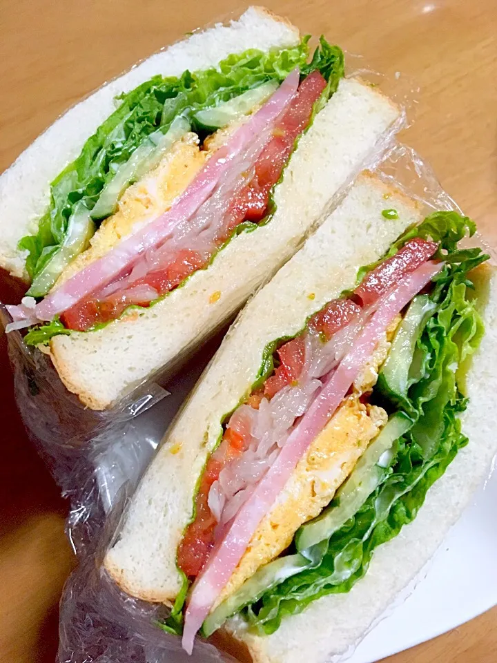 Snapdishの料理写真:本日のわんぱくサンド。安定のBLT|tamicoさん