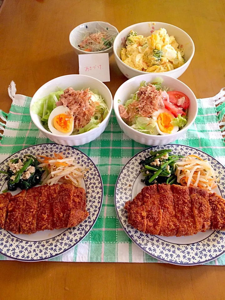 夕飯置きメシ🎶
トンカツ
モヤシナムル
ほうれん草のそぼろあえ
シーチキンサラダ
たまポテサラダ
キュウリ浅漬け|BooBooさん