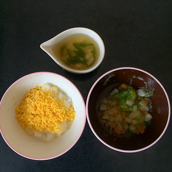 離乳食 朝
・卵黄のせ粥
・お麩と野菜の煮物
・里芋とワカメのお味噌汁|ぺろたんさん