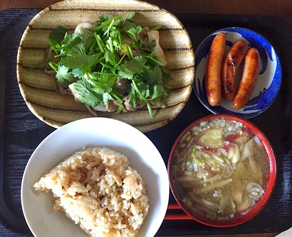 アワビの炊き込みご飯 トムヤムクン風しゃぶしゃぶさらだ ソーセージ キノコとミョウガの味噌汁|ラーメンの小池さん