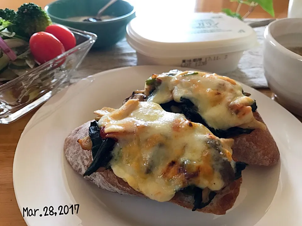 バケットでピザパン風なお昼ご🍞|みきおさん