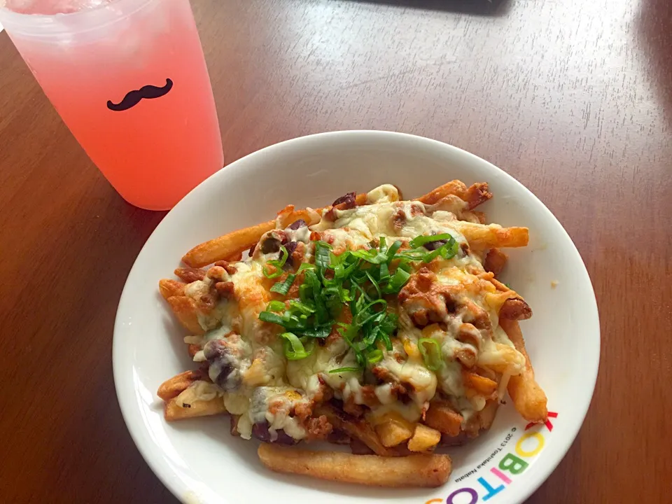 Chili cheese fries, drink: strawberry lemonade|Emmaさん