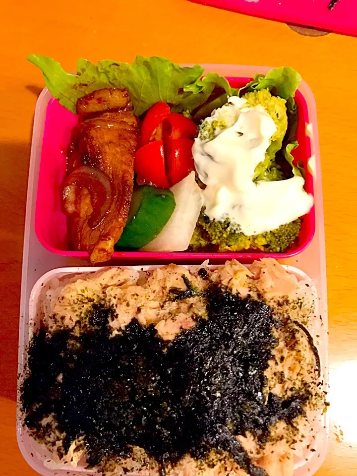 Snapdishの料理写真:パパお弁当🍱😋  大豆のお肉フィレの生姜焼き 玉ねぎソテー  ブロッコリーとレタスのサラダ  プチトマト  きゅうりの糠漬け  大根の漬物  ツナのせ海苔弁|ch＊K*∀o(^^*)♪さん