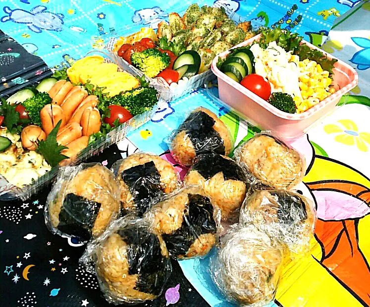 花見弁当🌸  
#焼き肉おにぎり 
#ちくわの磯辺揚げ
#マカロニサラダ|Snow10さん