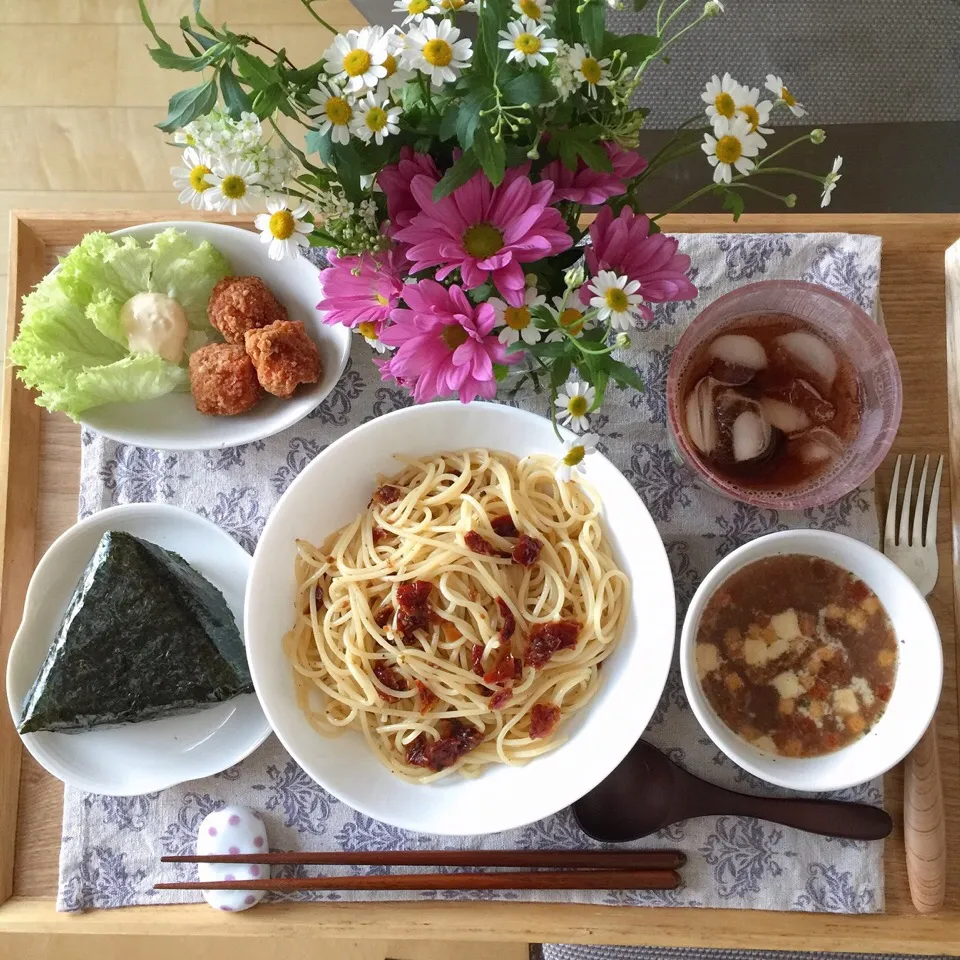 Snapdishの料理写真:3/30❤︎娘の晩ごはん
・ドライトマトのガーリックパスタ
・ひとくちチキン唐揚げ
・おにぎり
・オニオンスープ|Makinsさん