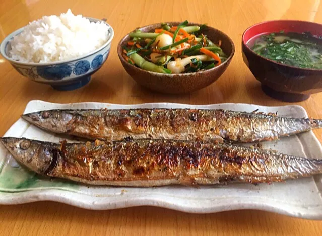 Snapdishの料理写真:サンマ塩焼き定食とノビルの塩昆布漬け|ガク魁‼︎男飯さん