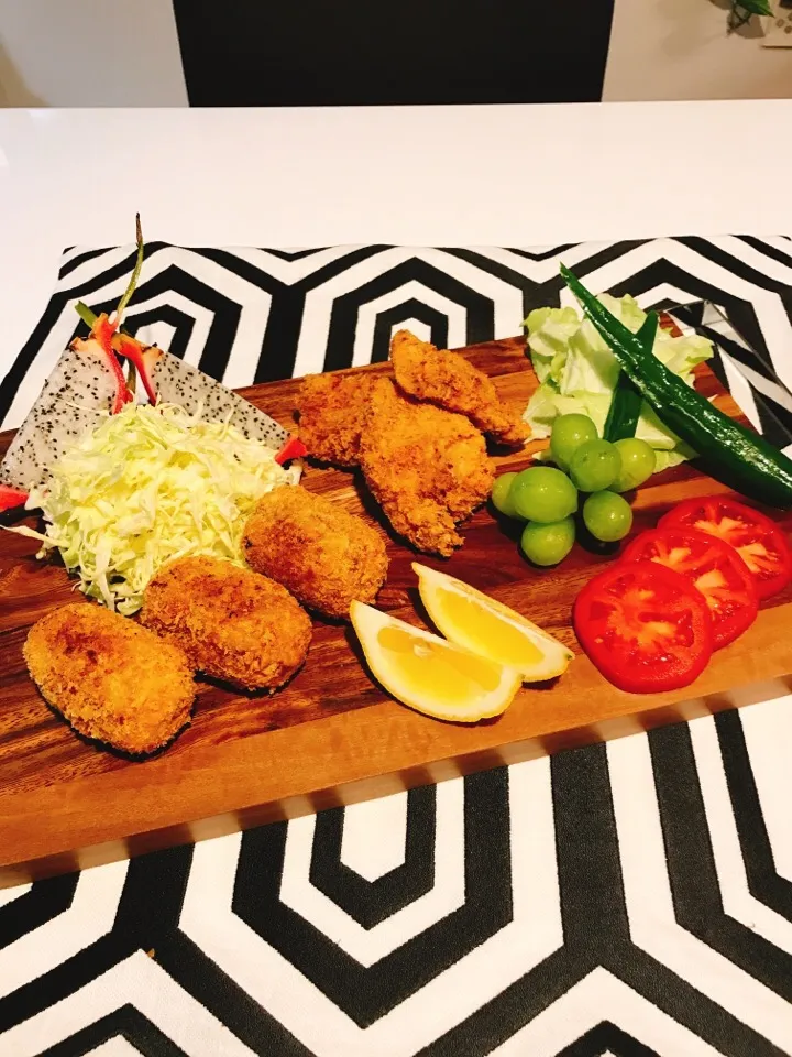 Snapdishの料理写真:#今宵の晩ご飯
♥︎里芋とスジ肉煮込みで作ったコロッケ
♥︎ヒレカツ
♥︎シジミのお味噌汁|みすてりあすゆっこさん