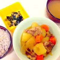 Snapdishの料理写真:余熱調理で肉じゃが！
#ほったらかしでホクホクに
副菜はワカメとツナのきんぴら！|のんのんさん