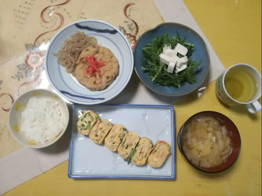 Snapdishの料理写真:晩ごはん
  - がんもどきと糸こんにゃくの甘辛煮
  - ネギかにかま中華味卵焼き
  - 水菜と豆腐サラダ
  - 白菜、玉ねぎお味噌汁|korinoさん