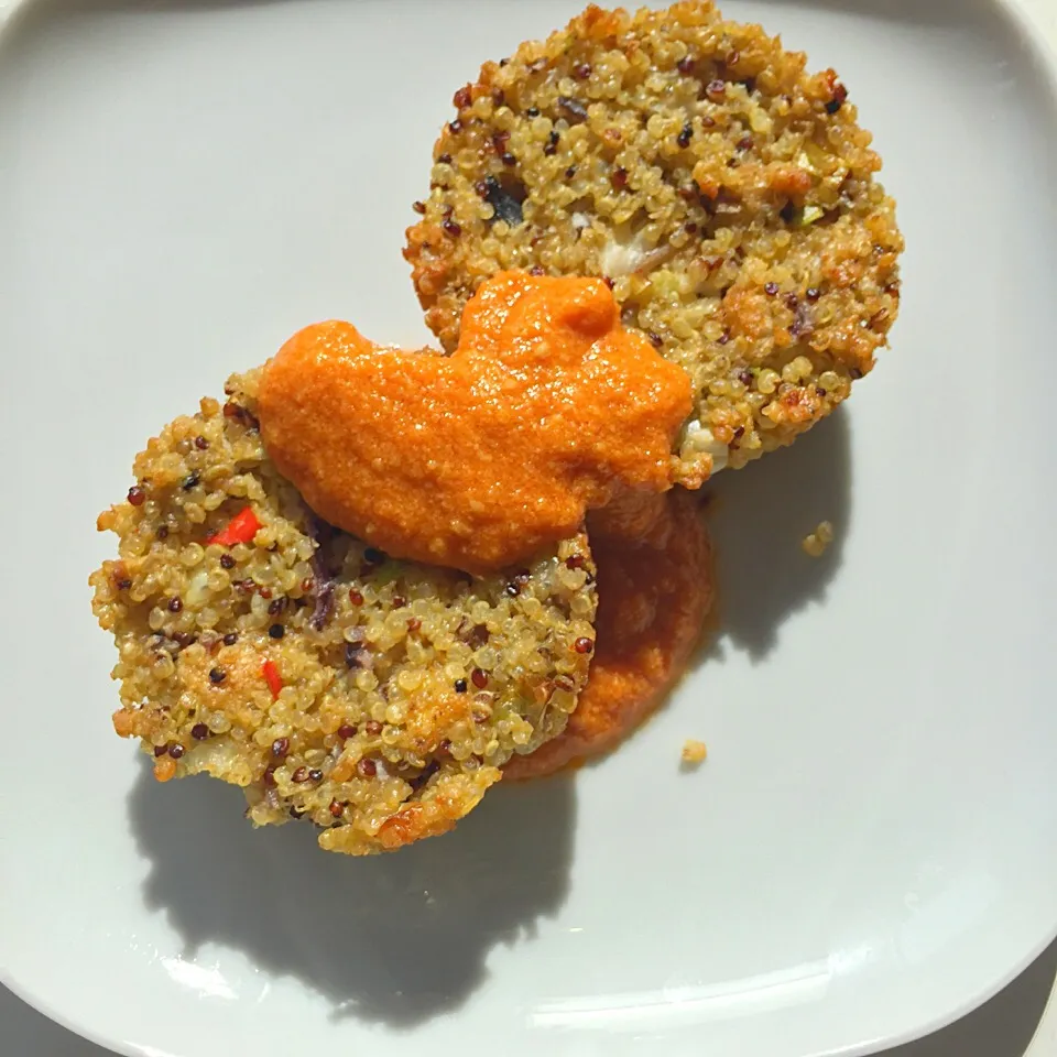 Snapdishの料理写真:Quinoa burgers with spicy almond/roasted pepper sauce|Liesbeth Maliepaardさん