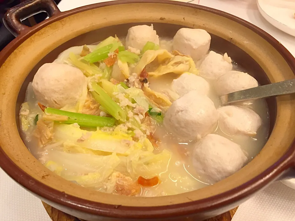 Soup with pork dumplings, fish balls & cabbages|Sky Blueさん