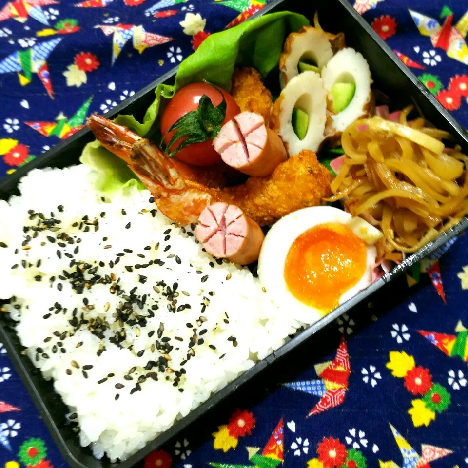 Snapdishの料理写真:えびフライ
　きうりin竹輪
　ウインナー
　ゆで卵
　大根の皮のきんぴら
　ごま塩ご飯|たえさん