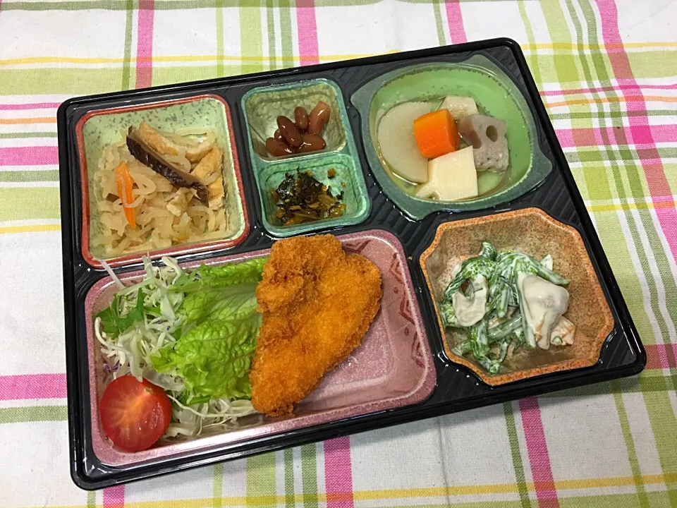 Snapdishの料理写真:手作りささ身フライ 日替わり弁当 豊川市宅配|Naokazu Kuritaさん