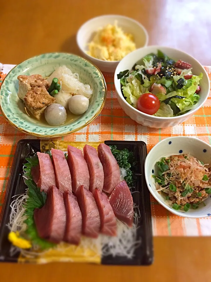 Snapdishの料理写真:旦那ちゃん、夕飯置きメシ。
カツヲの刺身
里芋煮物
タコわかめサラダ
たまポテサラダ
納豆|BooBooさん