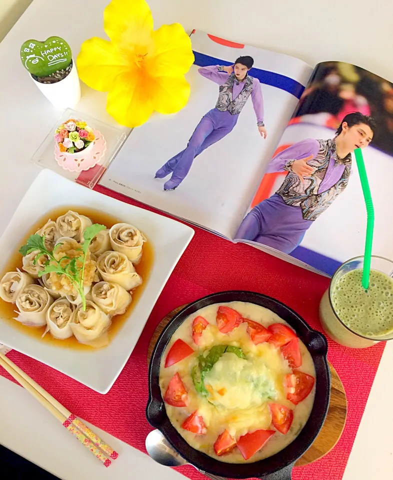 Snapdishの料理写真:幸せ〜〜朝ごはん出来たよ〜(´∀｀)
今日も羽生結弦君応援メニュー📣💖
ミルフィーユ大根と豚肉巻きレンジ蒸し(^.^)スキレットでアボカド🥑トマト🍅のグラタン👍💖甘酒スムージーをゆづ君にも飲んでいただきました笑笑、💖|はみちゃんさん