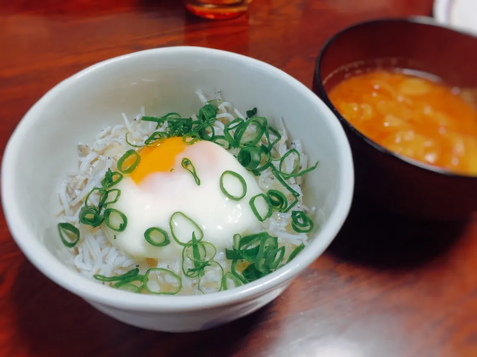 Snapdishの料理写真:#しらす丼#温玉|ろばむすさん