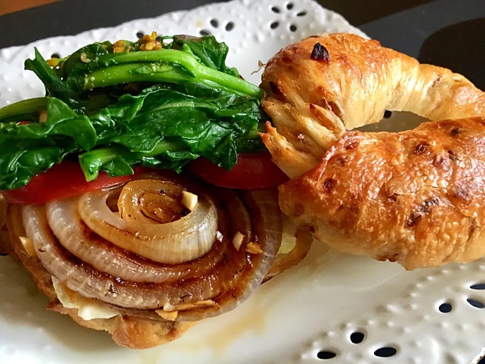 新玉と菜花のオニオンベーグルサンド＊辛子醤油<My own original recipe> Homemade Twisted Onion Bagel Sandwich with Spring vege and Scramble eggs drizzled with Japanese Mustard Soy Sauce|Miboさん