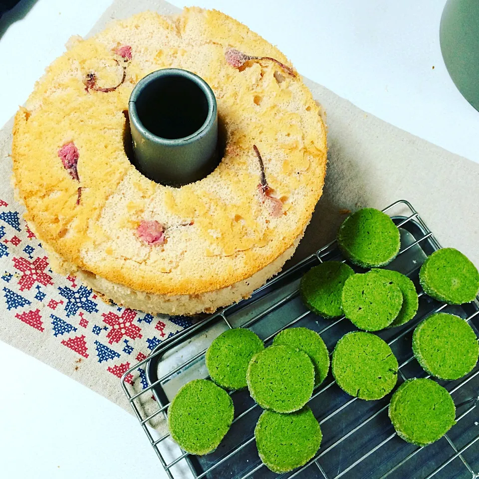 桜のシフォンケーキと抹茶サブレ🌼|hina＊管理栄養士さん