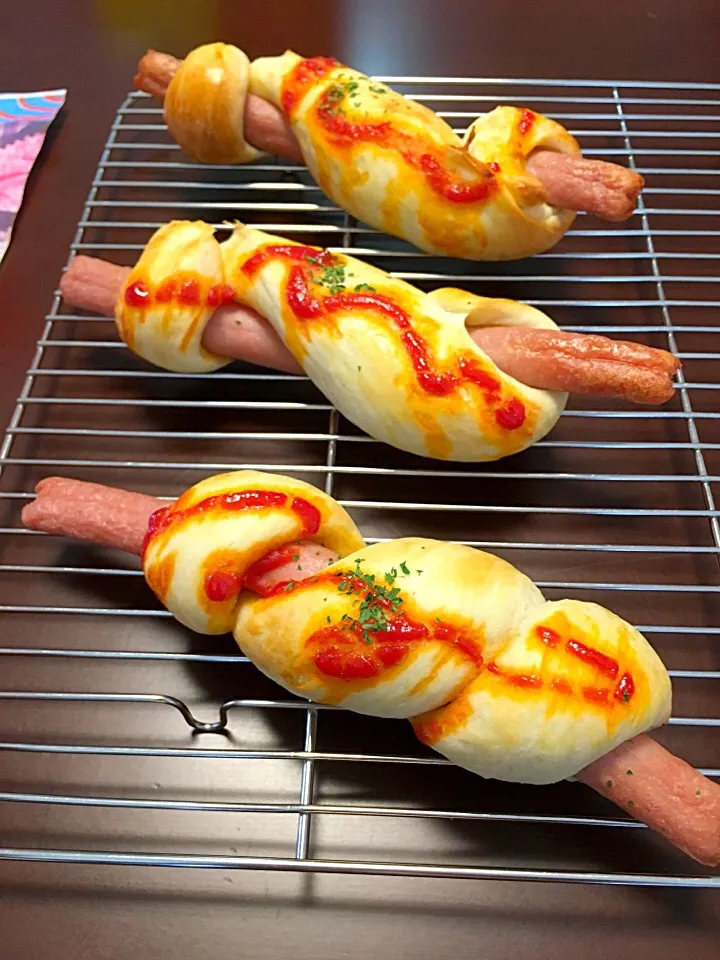 Snapdishの料理写真:娘4歳 初めての手作りパン🥐|yumikoさん