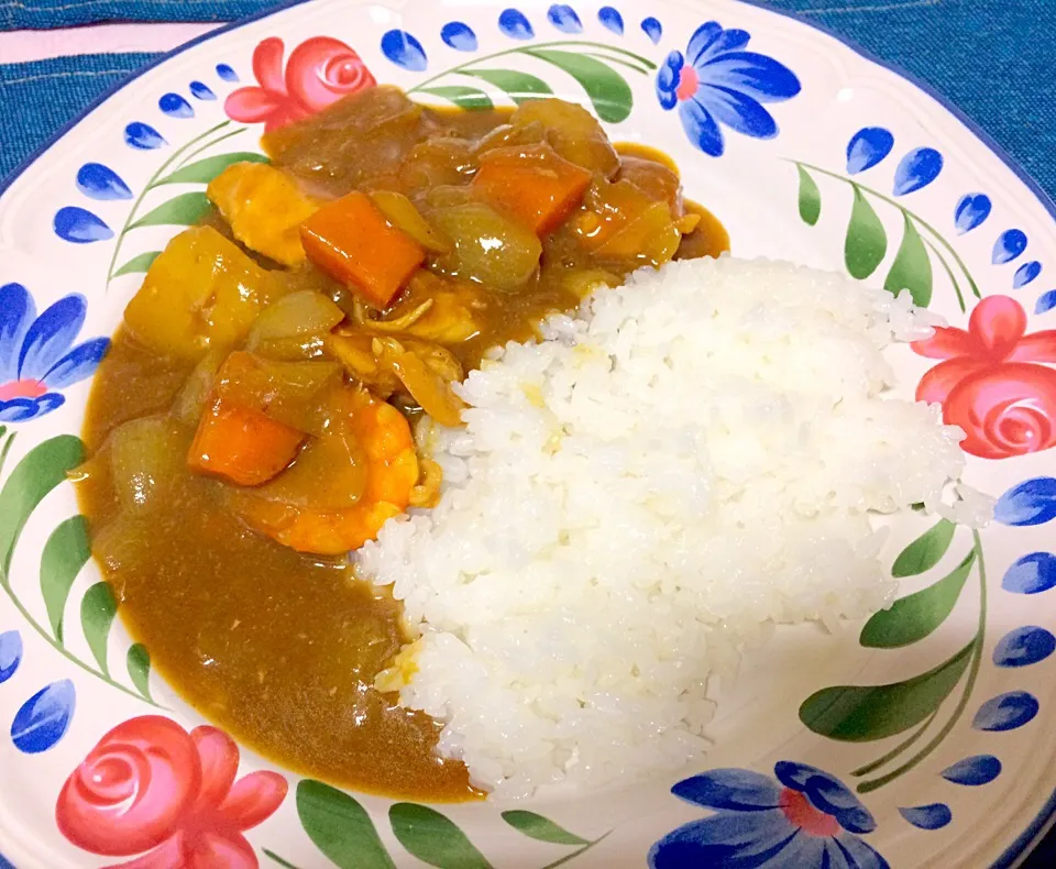 最近カレーが多い🍛。今日は冷凍庫のお掃除も兼ねて。鶏むねとエビのカレー🦐です。鶏むねもエビも煮込むと硬くなりパサパサしちゃうので、片栗粉を揉み込んでから、焼き目をつけて、取り出し最後にカレーに入れ温める程度に。その分冷凍してあったベジブロスをつかいました。
エビの殻の香りが効いてました。|ナタママさん