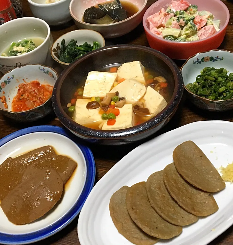 Snapdishの料理写真:晩ごはん 焼き黒はんぺん 黒はんぺんの照り煮 トマト🍅とアボカド🥑のサラダ 蕗の薹のナムル 菜の花漬 豆腐の甘酢あん 干し椎茸とワカメの吸い物|ぽんたさん