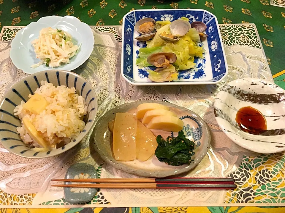 春の味覚( ¨̮ )～筍ご飯、筍とコンニャクのおさしみ、ほうれん草の胡麻和え、カニと大根のマヨネーズサラダ、アサリと春キャベツの酒蒸し～|優女さん