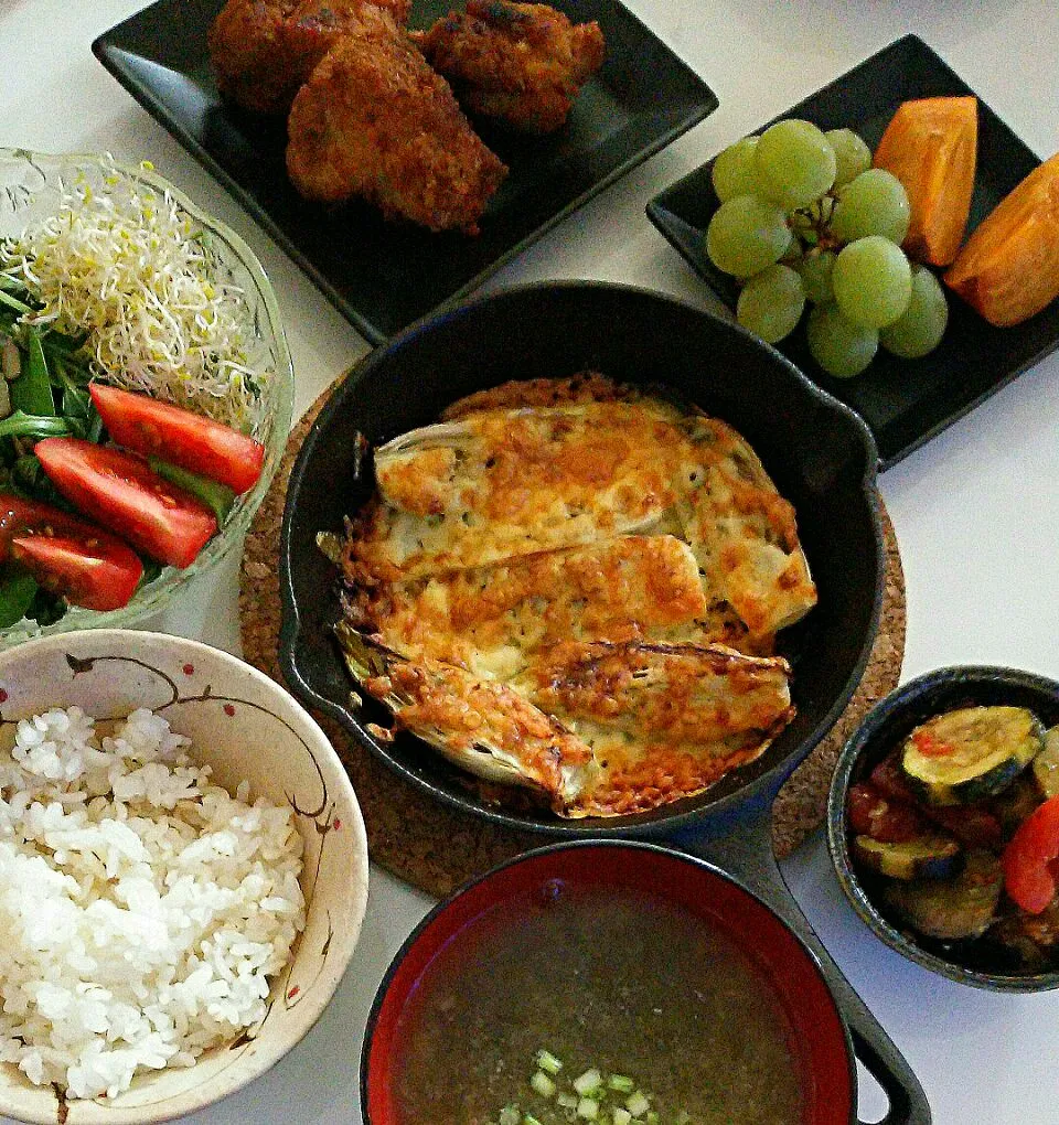 Snapdishの料理写真:Our daily table いつもの食卓 #鶏の唐揚げ #サラダ #もち麦ご飯 #味噌汁 #フルーツ #野菜マリネ #チコリ の#チーズグリル #おうちごはん|まめさん