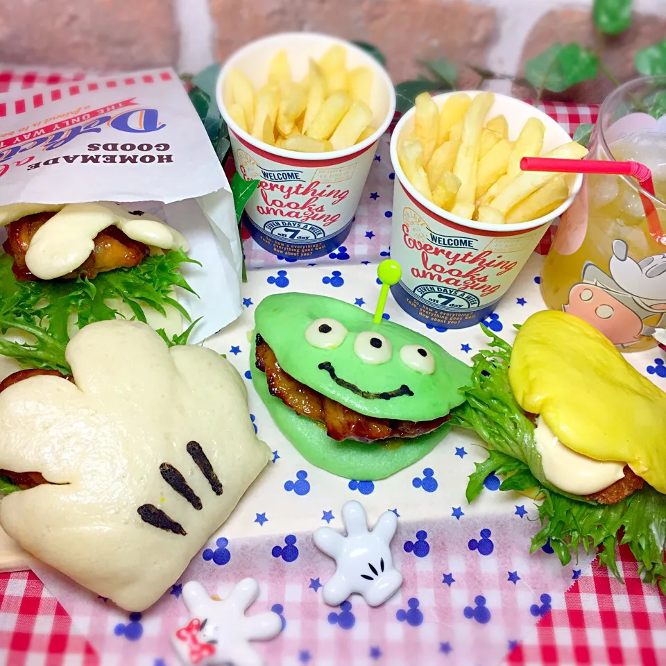 Snapdishの料理写真:再現✨ミッキーのグローブシェィプ.チキンローストパオとドナルドバーガー🍔|せいこさん